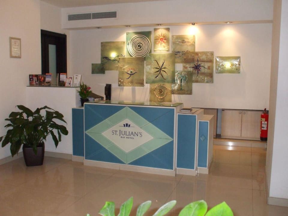 Rezeption St. Julian's Bay Hotel