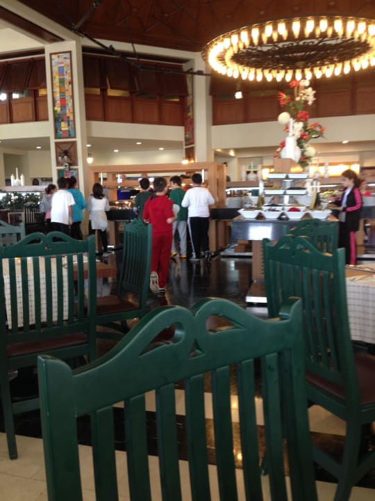 Kinderschar am Buffet PALOMA Perissia