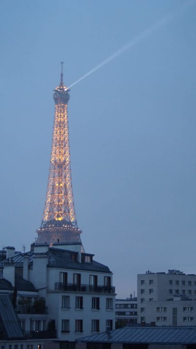 Ausblick aus Zimmer bei Nacht Hotel Le Parisis - Paris Tour Eiffel