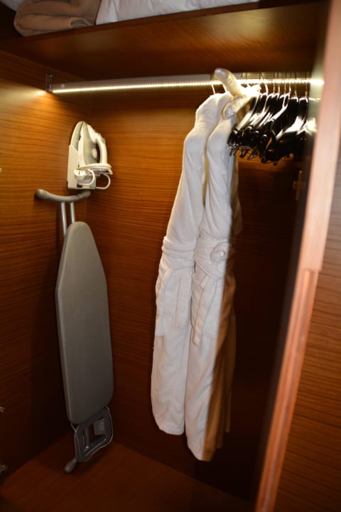 Kleiderschrank mit LED BeleuchtungDeLuxe 2815 DoubleTree by Hilton Resort & Spa Marjan Island