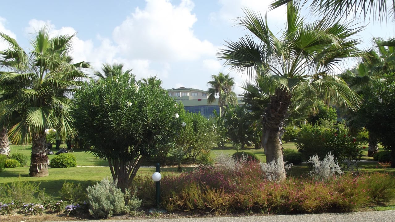 Gartenanlage mit Blick aufs Hotel VONRESORT Golden Coast