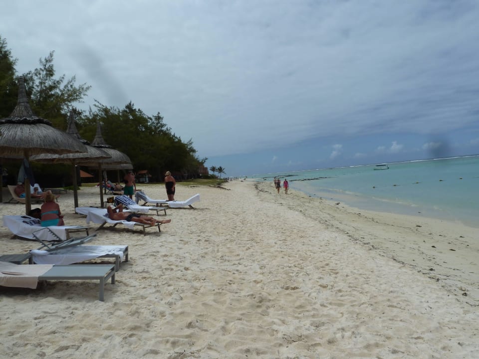 Strand Richtung Belle Mare Crystals Beach Resort Belle Mare, a member of Radisson Individuals