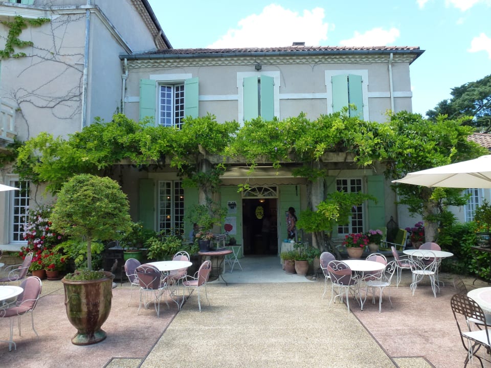 Eingangsbereich und Tische für Frühstück Logis Hotel L'Hermitage