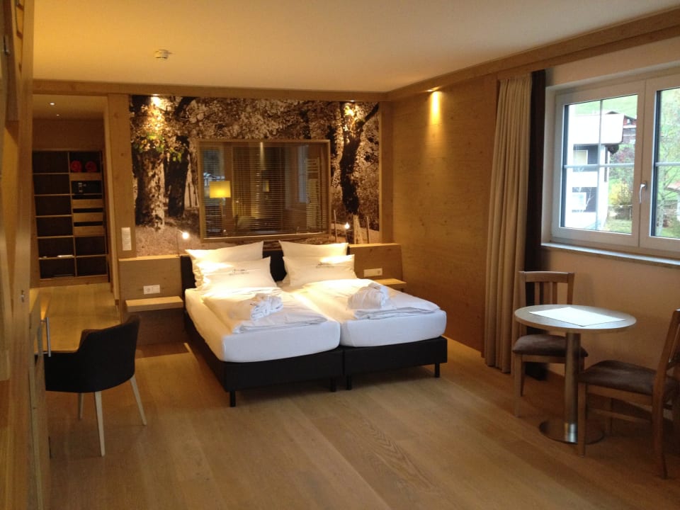 Schlafbereich mit Schreibtisch und Sitzecke Panoramahotel Oberjoch