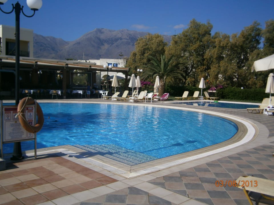 Klares Wasser im Pool Hydramis Palace Beach Resort