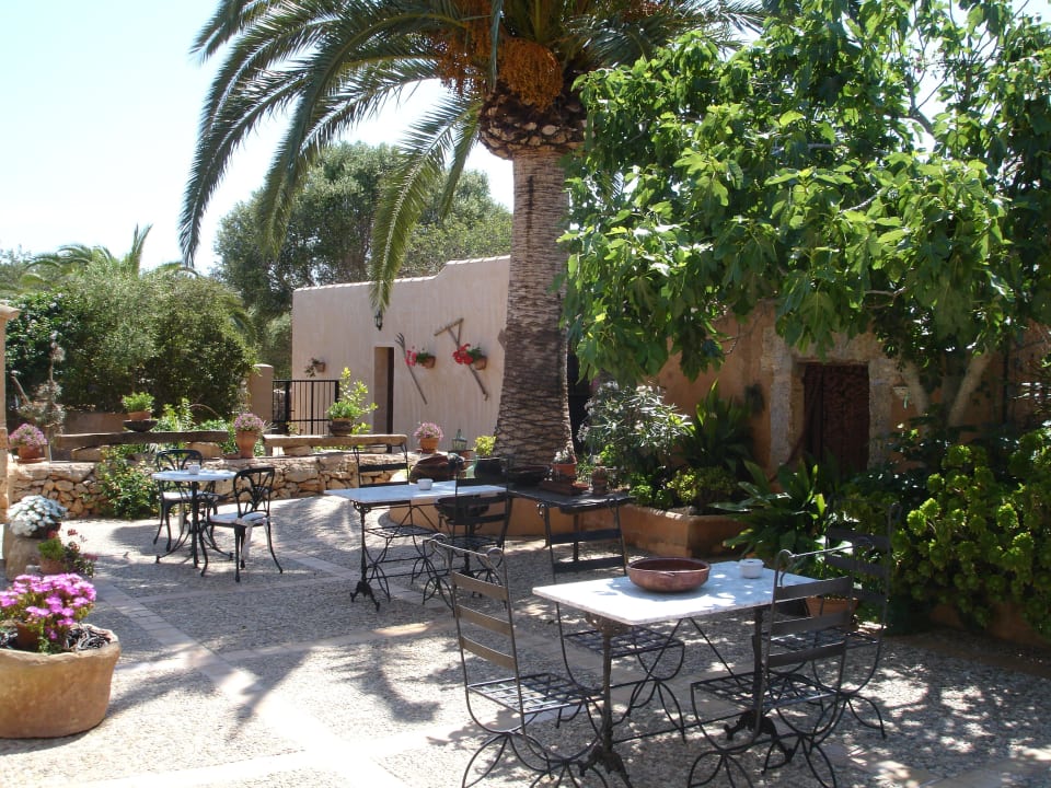 Hof mit Tischen Finca Son Marimon