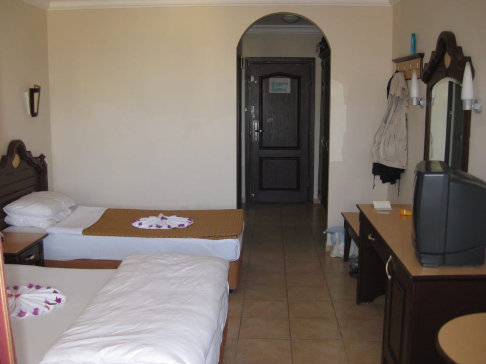 Dreibettzimmer mit Blick zum Eingang Hotel Kahya