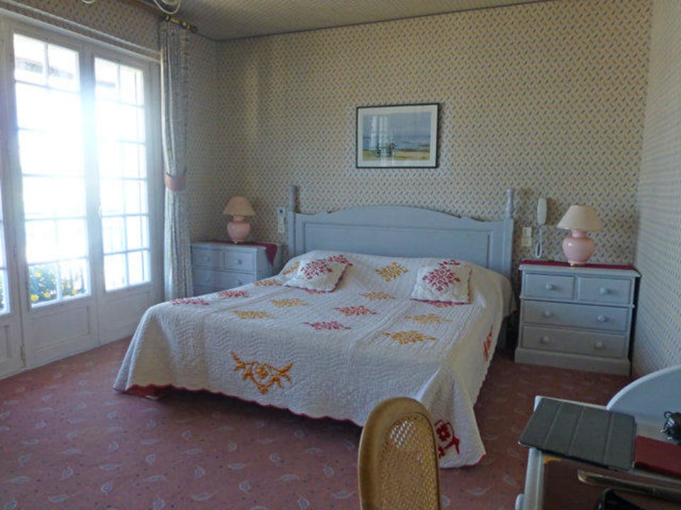 Großes Doppelbett Hotel Le Goyen