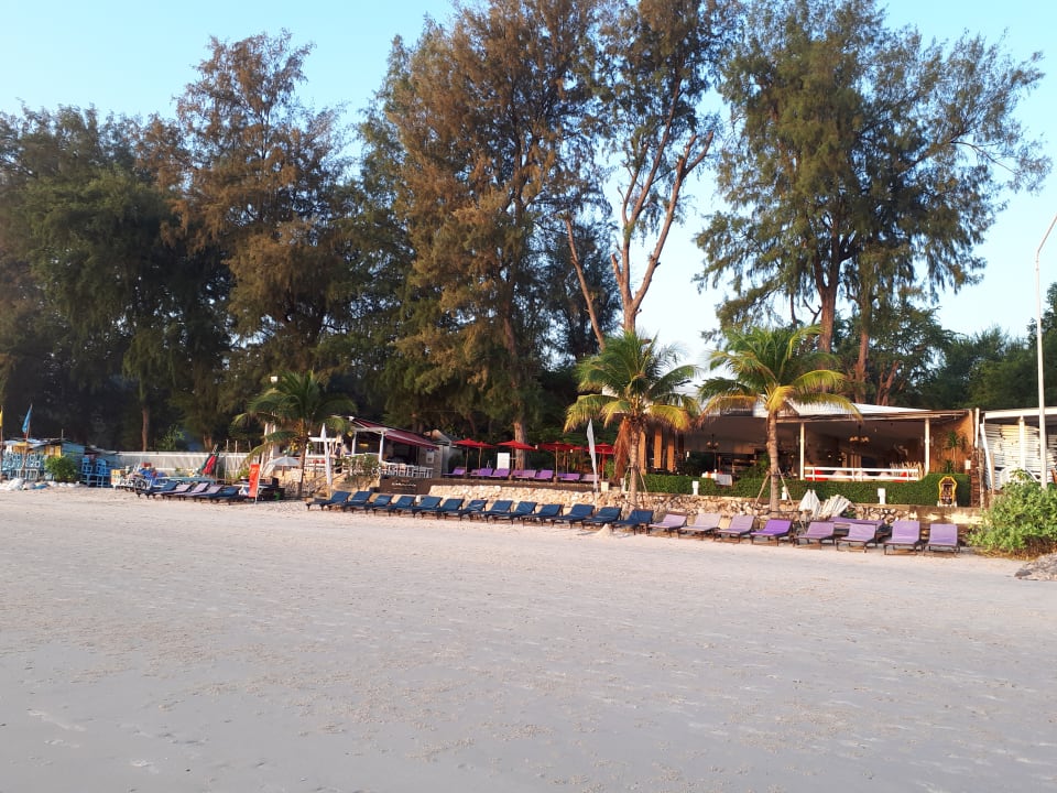 Blick auf die Liegen am Strand  Laksasubha Hua Hin