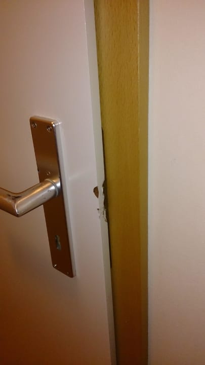 Beschädigte Tür im Zimmer Hotel Zum Weissen Ross