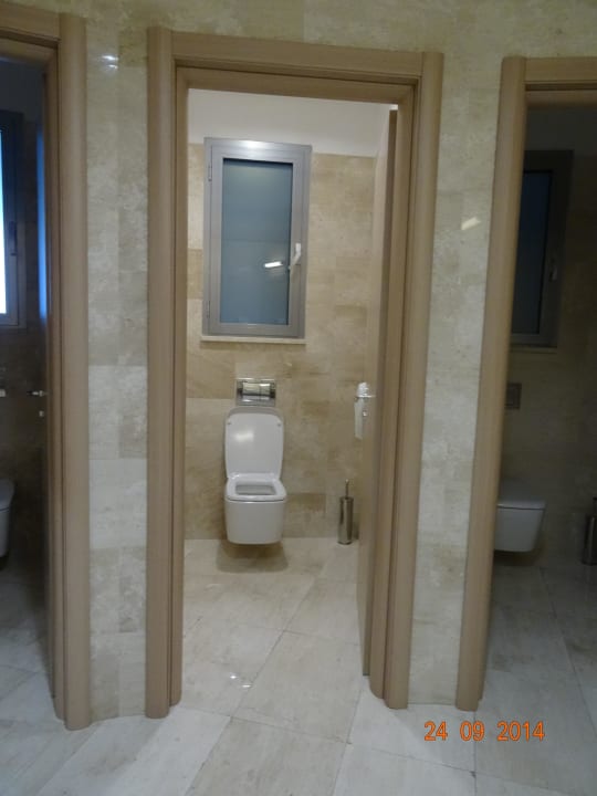 Toilette in der Lobby DoubleTree by Hilton Olbia - Sardinia