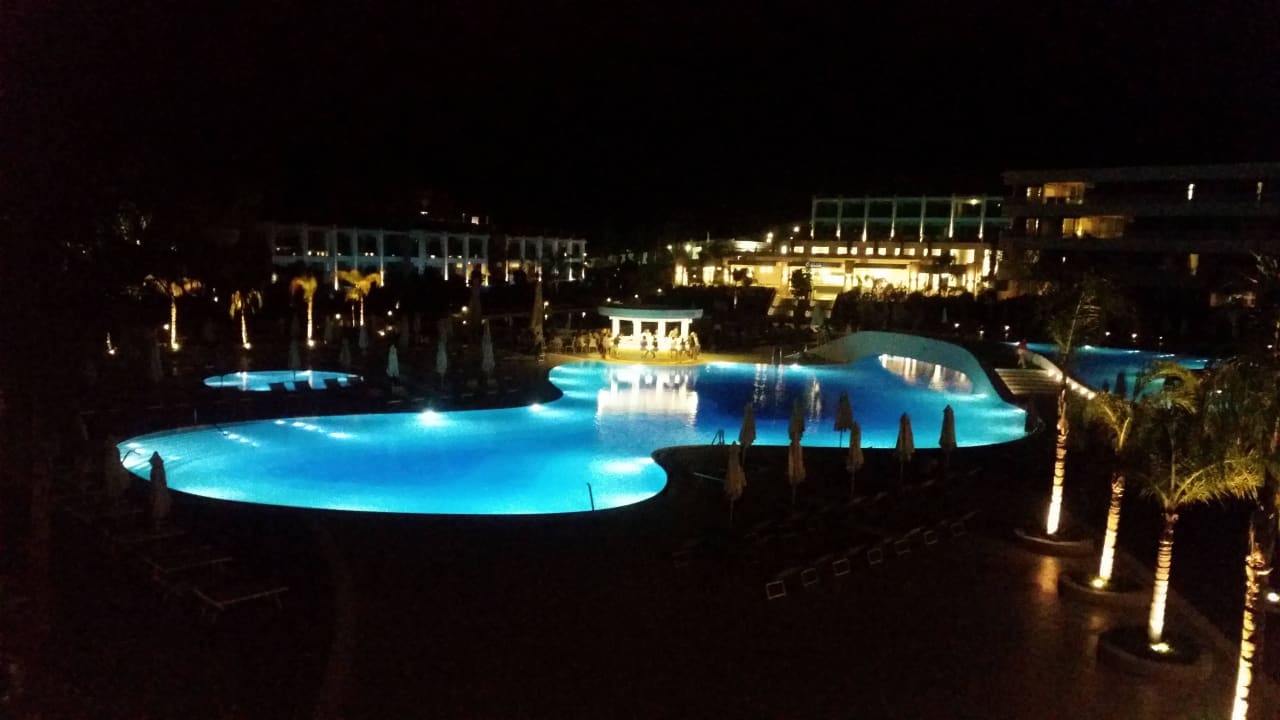 ...bei Nacht Princess Andriana Resort & Spa