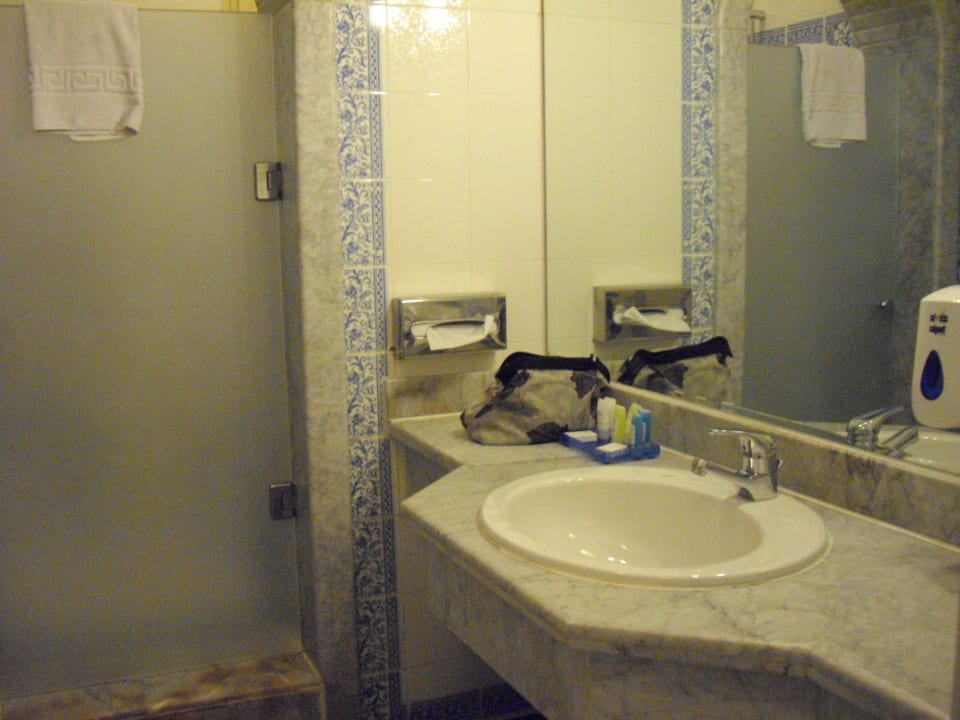 Badezimmer, Sicht vom WC aus SUNRISE Royal Makadi Resort