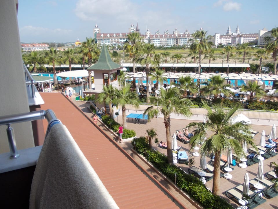 Richtung Poolanlage Hane Family Resort