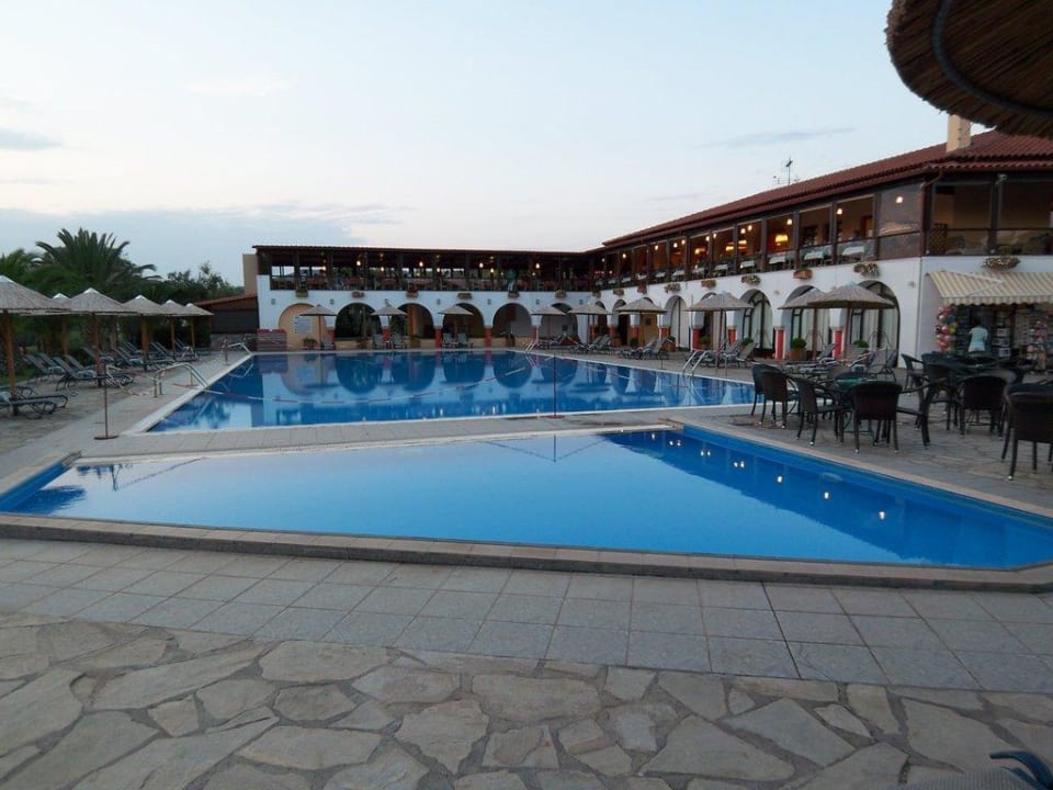 Pool und Babybecken - Darüber der Speisesaal Blue Dolphin Resort Hotel