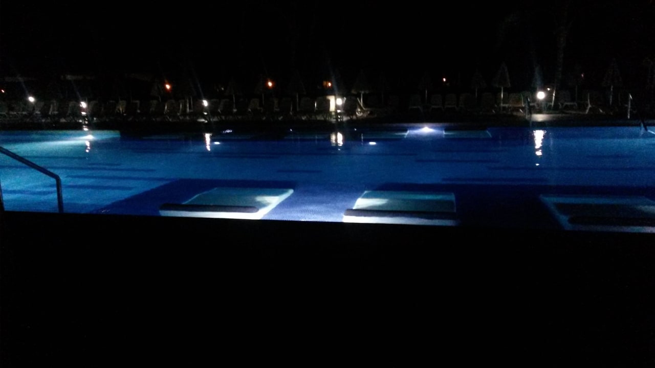 Swimmingpool bei Nacht Hotel Riu Palace Macao - Adults only