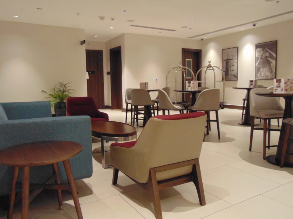 Gastro Hampton By Hilton Dubai Airport