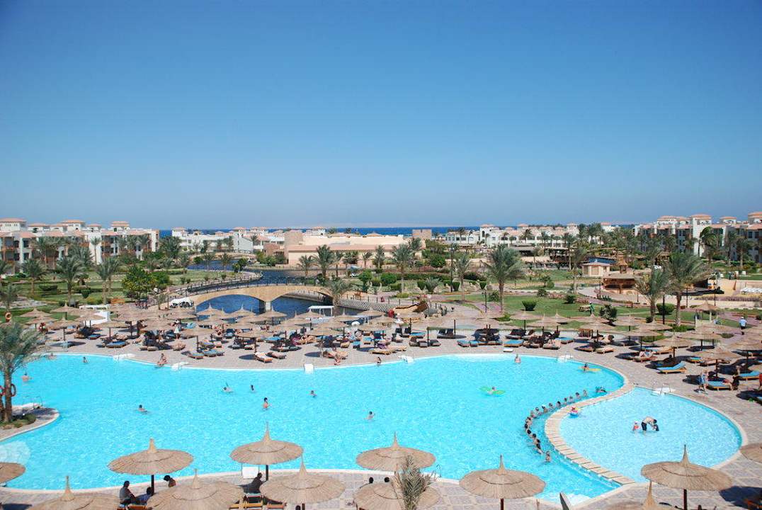 Hotelanlage vom Haupthaus aus fotografiert Pickalbatros Dana Beach Resort - Hurghada