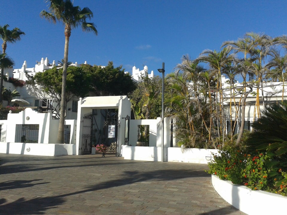 Sicht von Strandpromenade auf Hotel Dreams Jardín Tropical