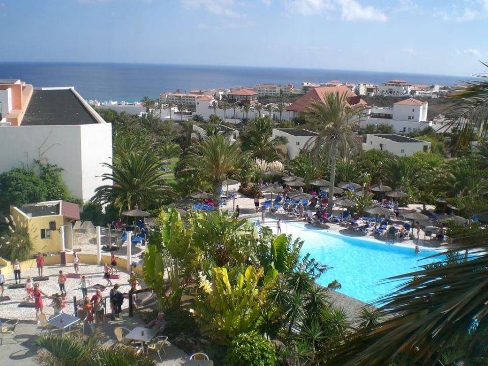 Blick auf den Pool und links auf das Rundtheater  allsun App.-Hotel Esquinzo Beach