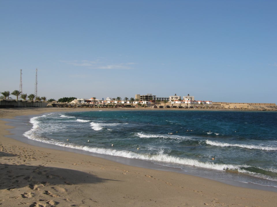 Неподалёку дайвинг центр Coral Sun Beach