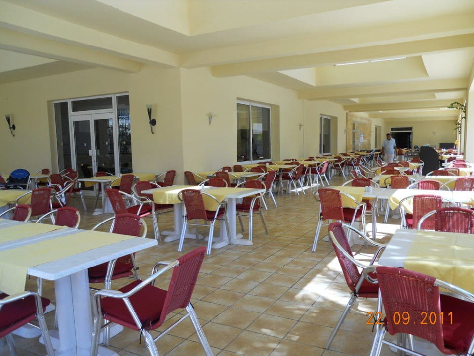 Terrasse des Hauptrestaurants TUI MAGIC LIFE Penelope Beach