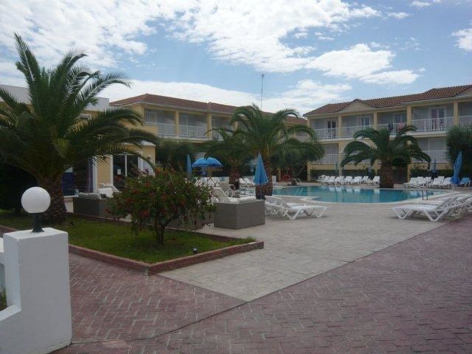 Widok na drugi basen (wiekszy) przy ulicy Filoxenia Hotel Zakynthos