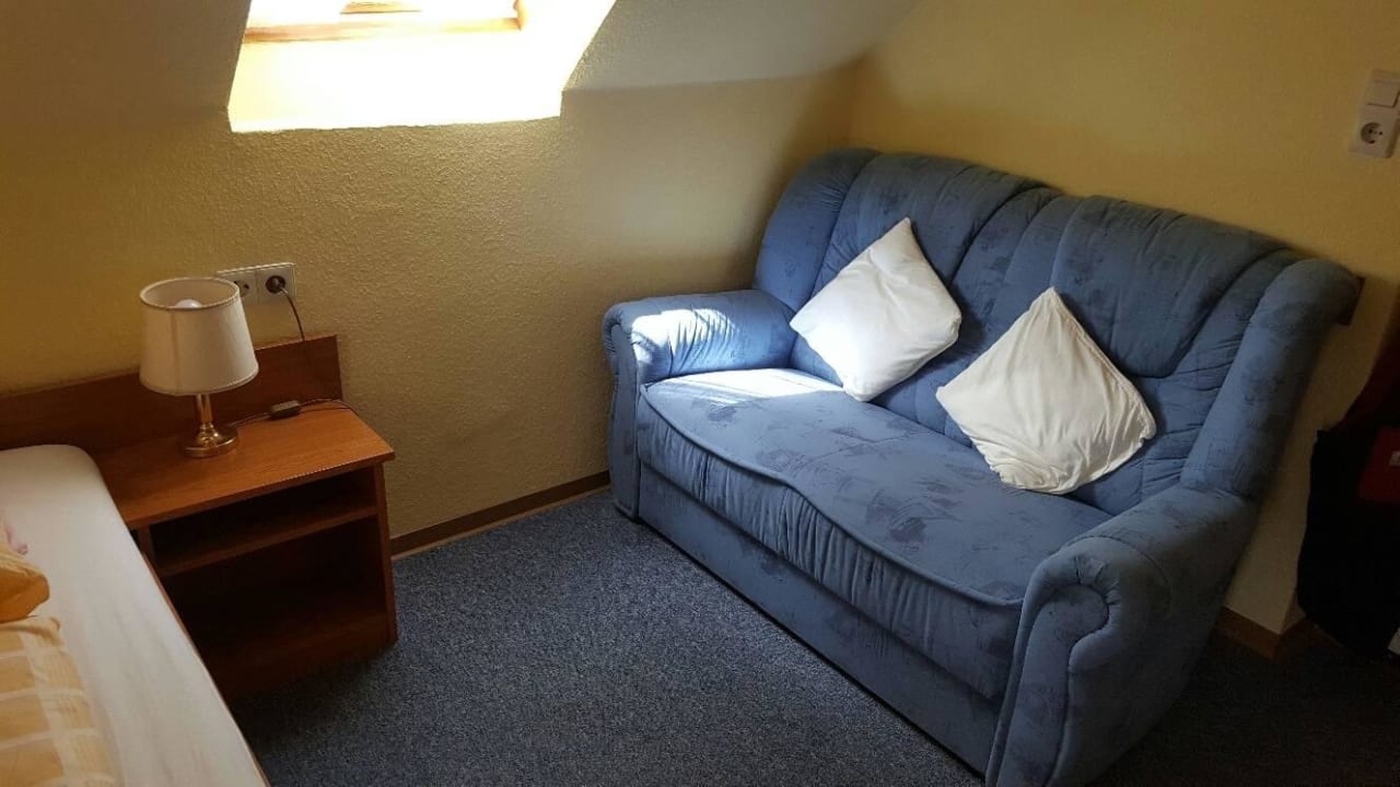 Sofa im Zimmer Hotel Pension Holum Garni