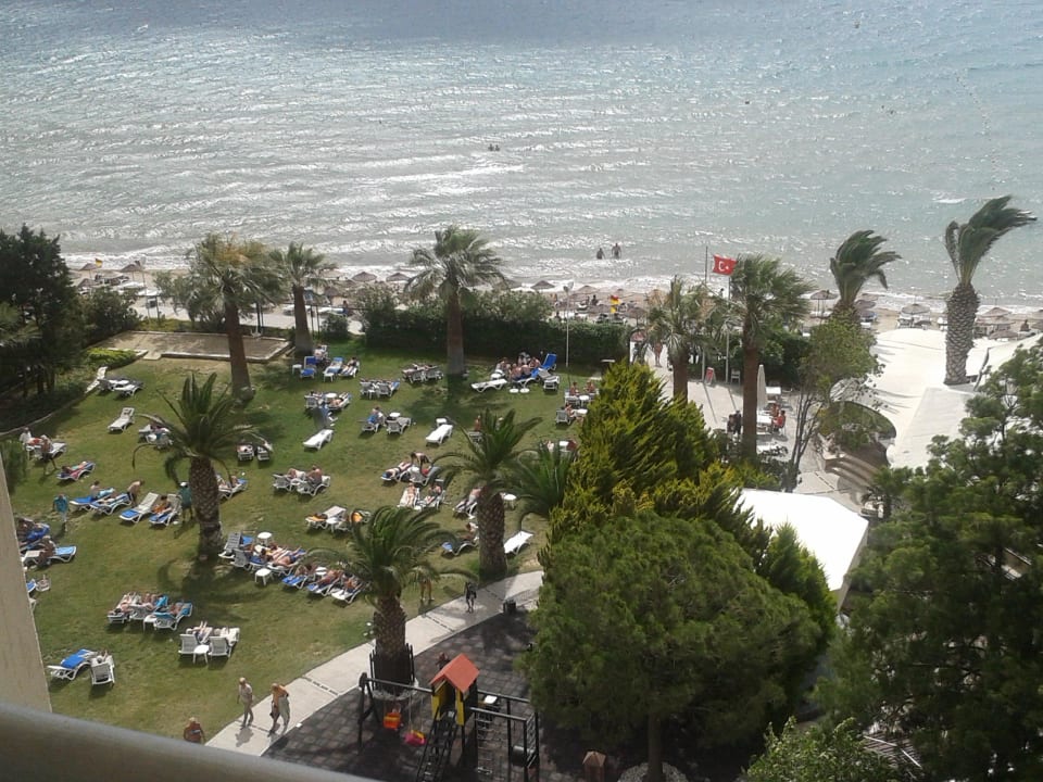 Blick auf Strand und Liegewiese von Balkon  Zi Hotel Ephesia