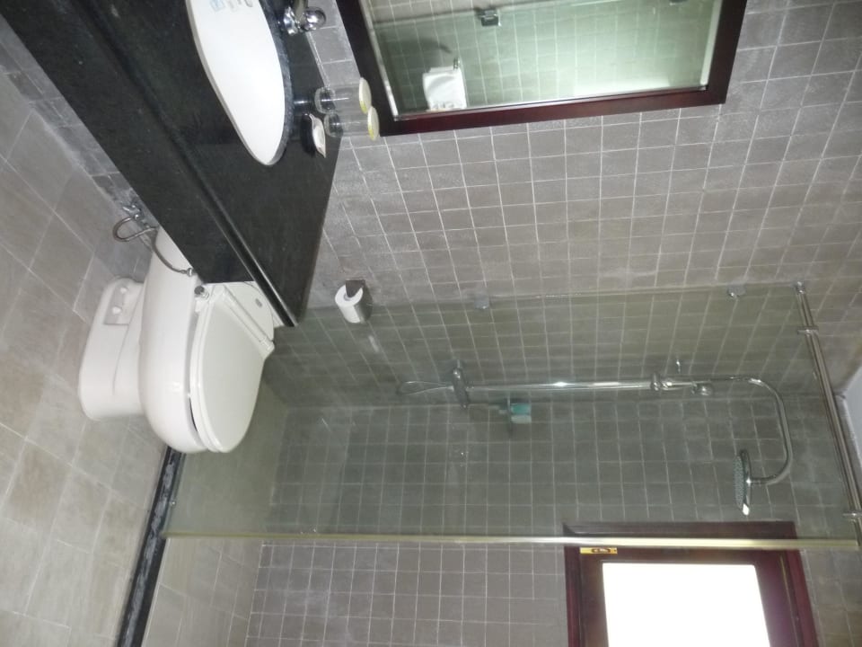 Badezimmer mit Waschplatz, WC und Innendusche Swiss-Belhotel Son Tra Resort & Villas