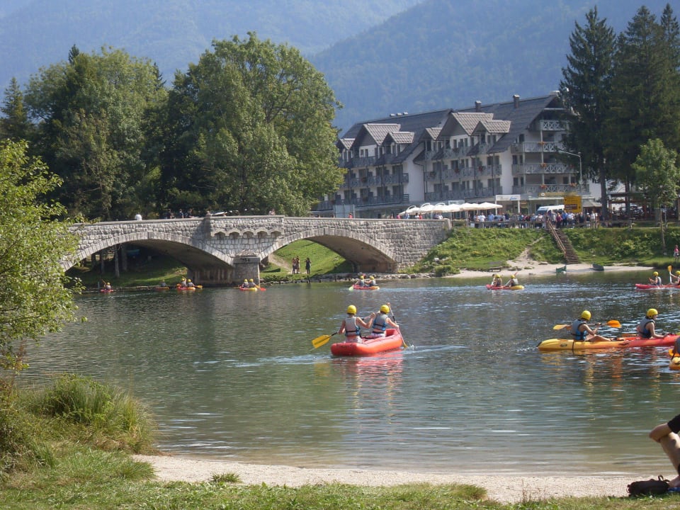 Hotel, vom See aus gesehen Hotel Jezero