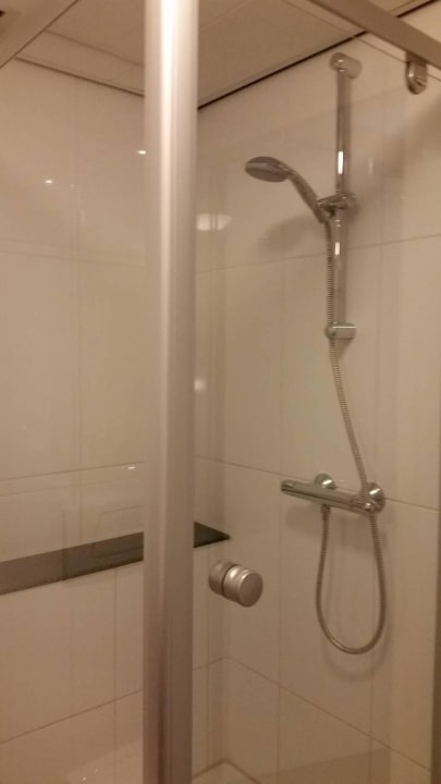 Geräumiges Badezimmer mit Wanne und Dusche Hotel Courtyard by Marriott Amsterdam Airport