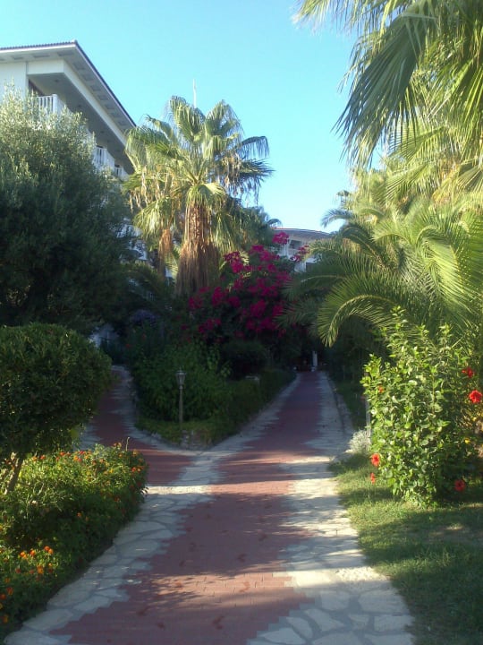Weg vom Strand zurück ins Hotel  Hotel Defne Garden