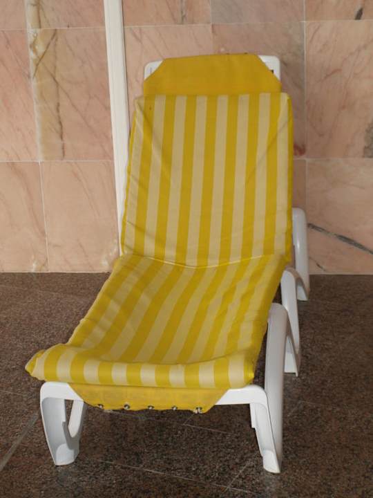 Liege im Hallenbad Hotel Abou Nawas Boujaafar