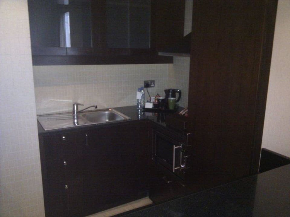 Kochniesche Rose Rayhaan by Rotana