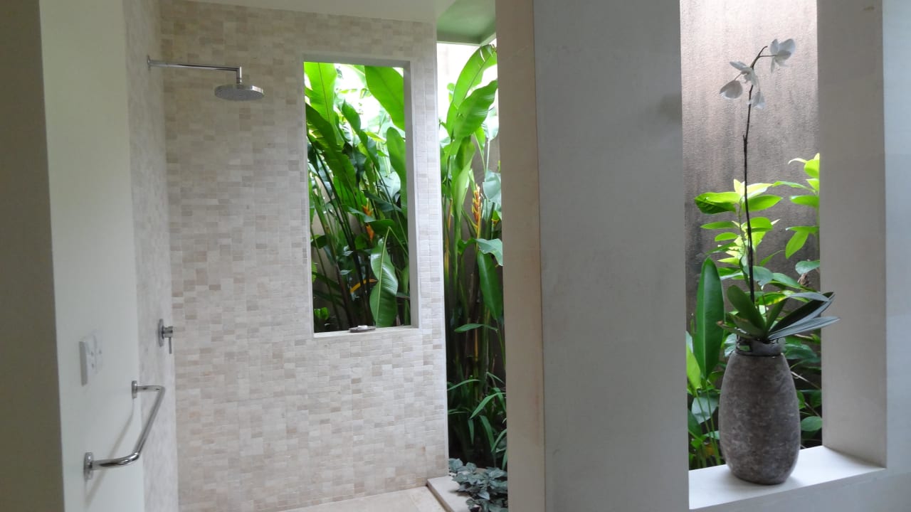 Eines der Badezimmer in unserer Villa mit Dusche The Ahimsa Beach