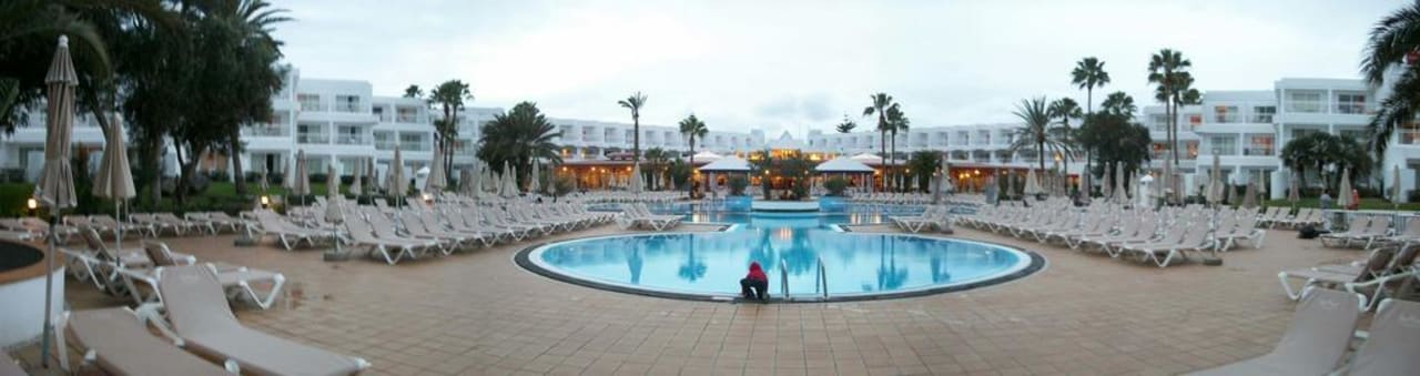 Poolanlage Hotel Riu Paraiso Lanzarote