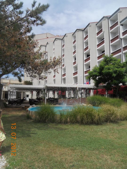 Das Hotel von der Strandseite Sunny Baška Hotel by Valamar (Corinthia)