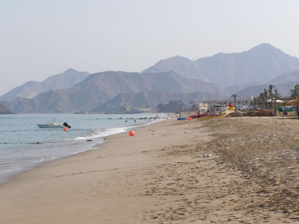 Einsamer Strand am Hotel Fujairah Rotana Resort & Spa
