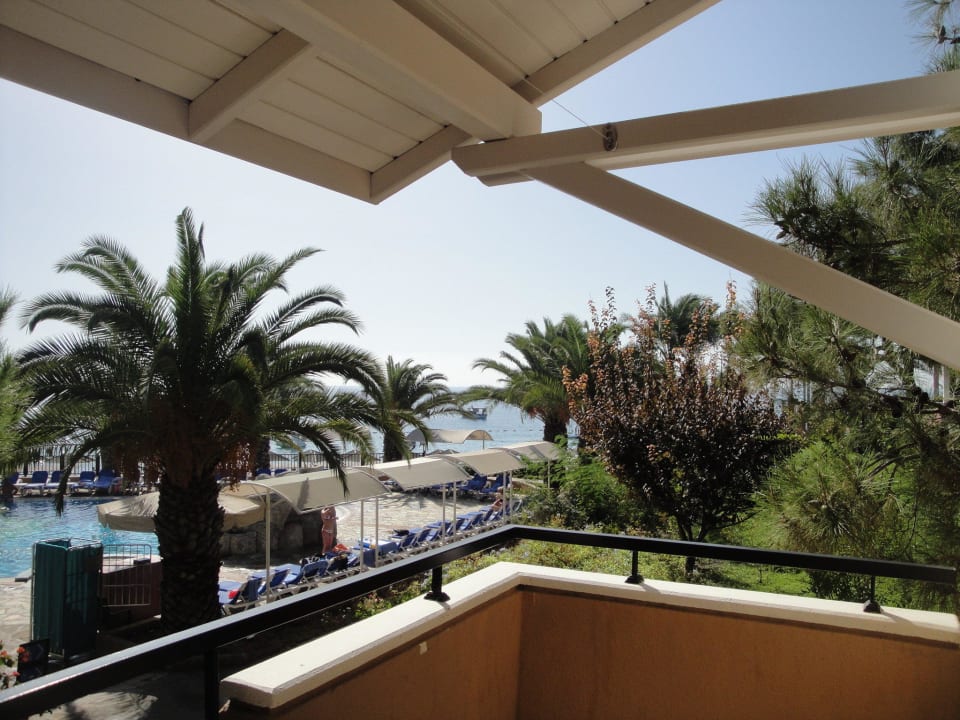 Auf einen der Pools und das Meer Pirate's Beach Club