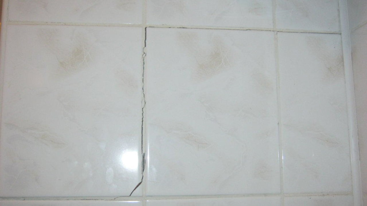 Risse in Badezimmerfließen MPM Hotel Astoria