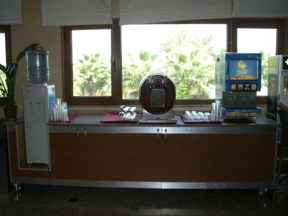 AI Ecke Säfte Weine Wasser Hane Family Resort