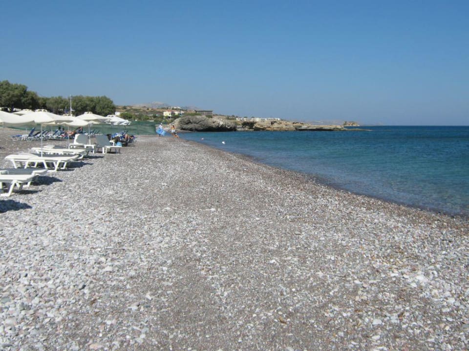Blick auf den Strand bis zum Felsen Ekaterini Hotel