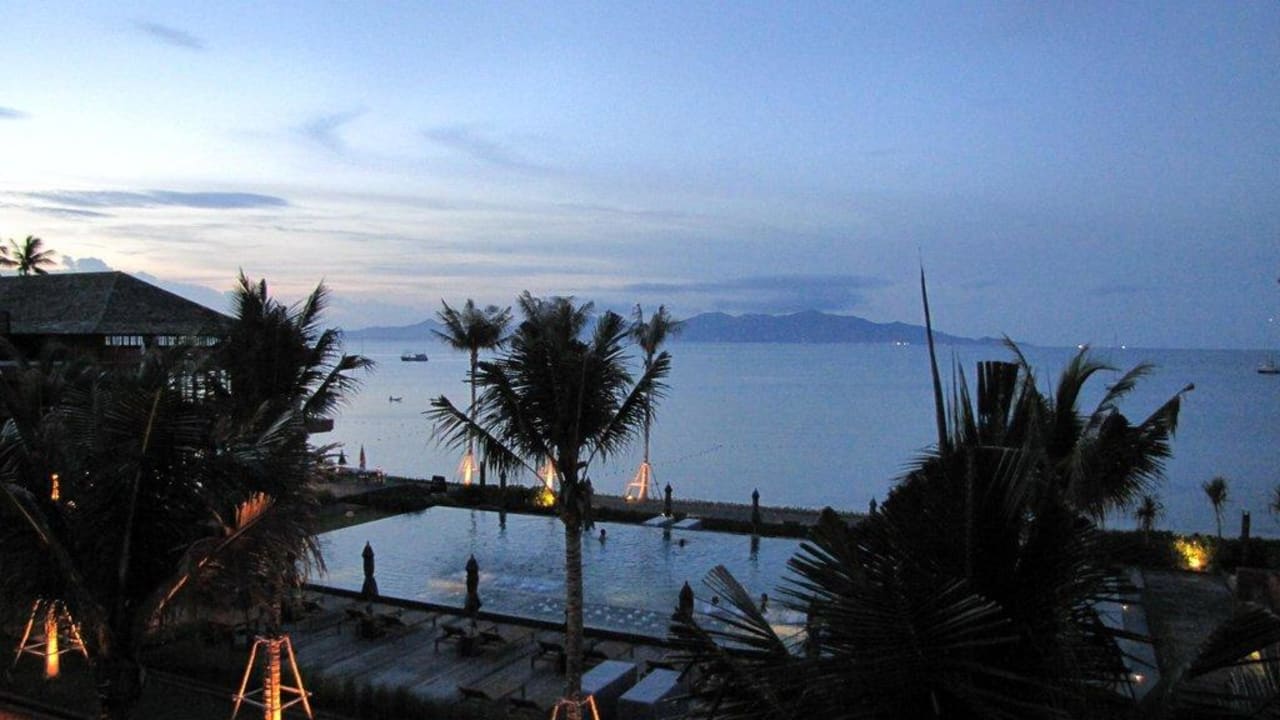 Balkonblick Abends Hansar Samui Resort & Spa