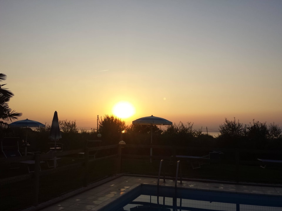 Sonnenuntergang am Pool Agriturismo il Giardino degli Ulivi