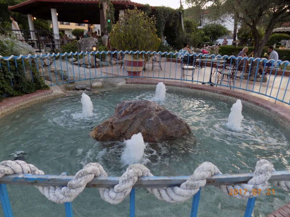 Fontanna prz barze Hotel Chrousso Village