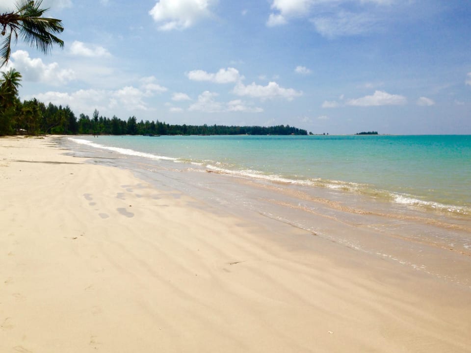 Hotelstrand bei Ebbe Kantary Beach Hotel - KHAO LAK