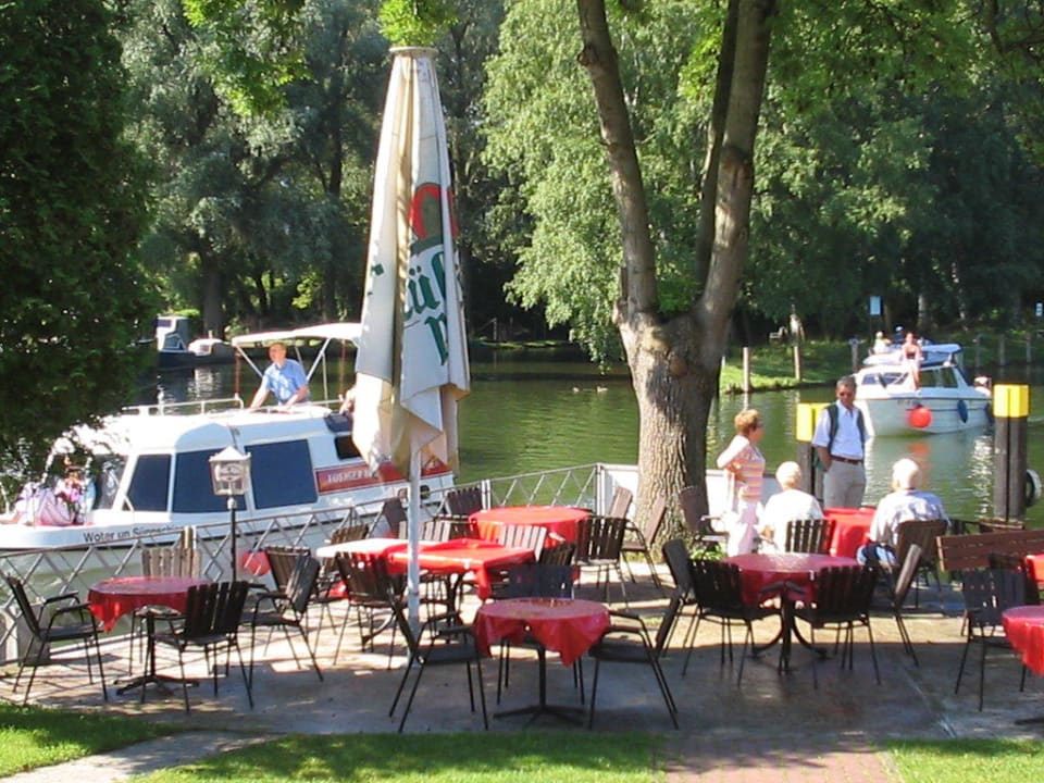 Biergarten mit Booten Hotel zum Löwen