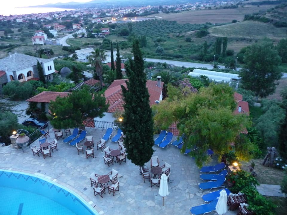 Blick vom Turm auf die Poolanlage Hotel Geranion Village