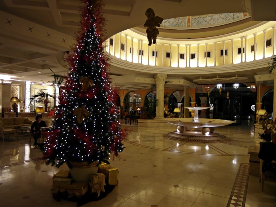 Weihnachtsdeko in Lobby Secrets Bahia Real Resort & SPA